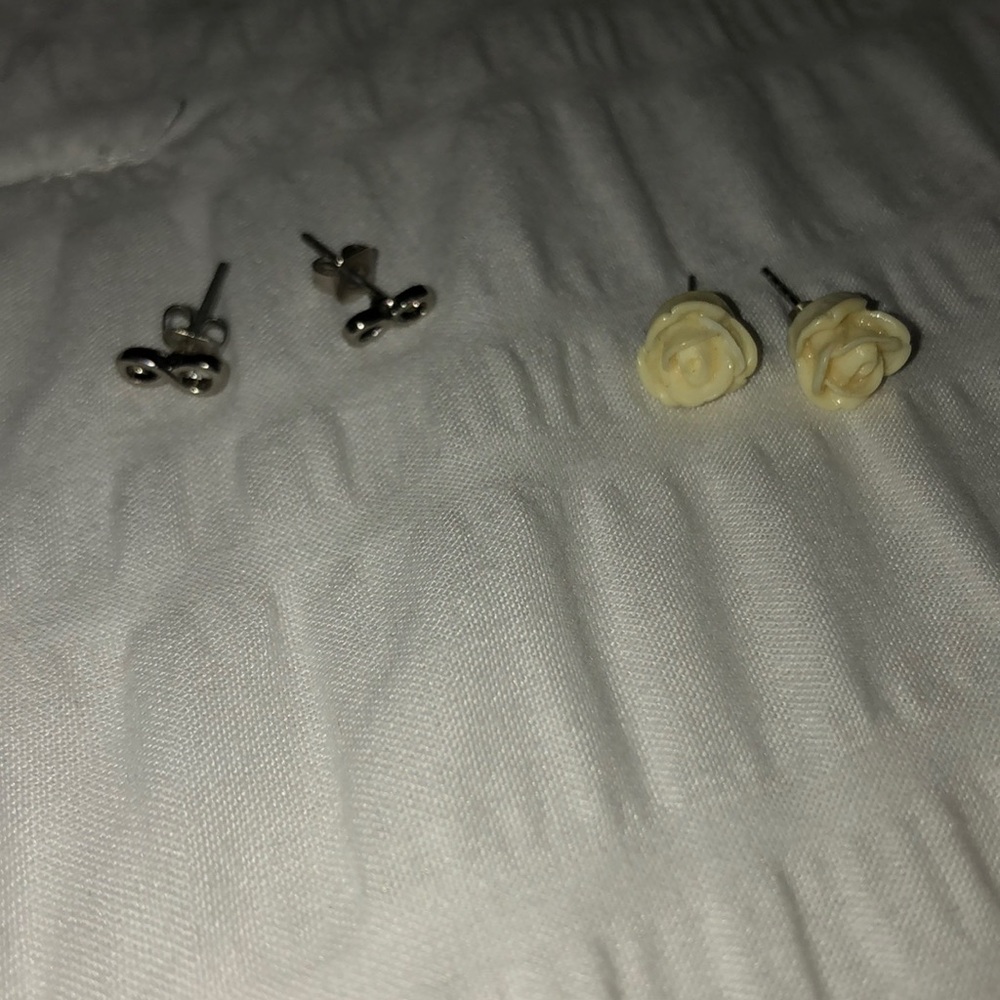 2 pairs of earrings
